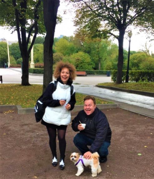 Minha amiga russa, a jornalista Anya Baturina, com seu fiel companheiro Barney!